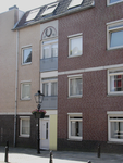 872079 Gezicht op de voorgevel van het pand Bergstraat 36 in Wijk C te Utrecht, met hoog in de gevelsteen '1991' met ...